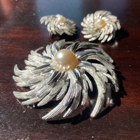 Vintage Sarah Coventry 1969 Sunburst brooch with faux pearl and clip on earrings - Picture 5 of 14